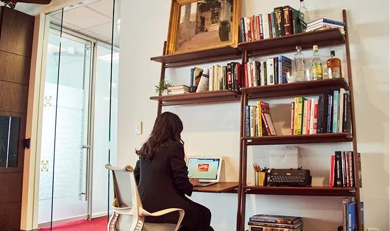 A client at River Point, Chicago, enjoys a Hot Desk at Servcorp.