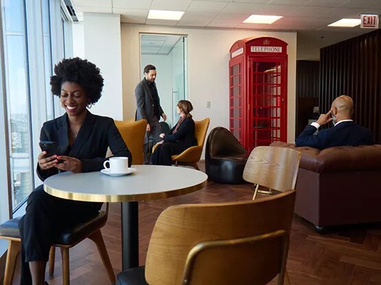 Servcorp’s modern lounge offers a relaxed space for networking, private calls, or a coffee break with a view